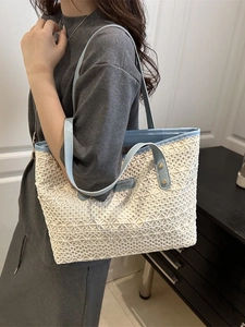 Sac fourre-tout en dentelle crochetée crème avec anses en cuir bleu clair et rivets dorés