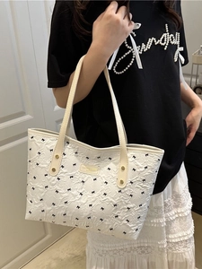 Schicke beige Tragetasche mit schwarzem Schleifendruck und Plissee-Struktur für Damen