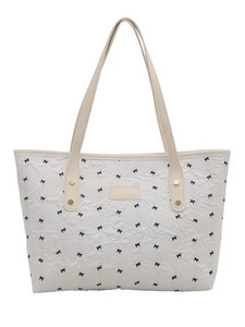 Stilvolle beige Plissee-Einkaufstasche mit schwarzen Schleifen und goldenem Logo
