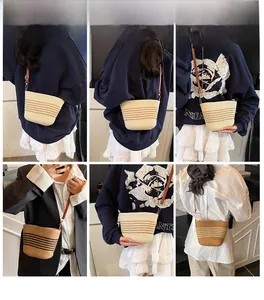 Vue détaillée du sac seau en paille tressée avec motif rayé et fine bandoulière en cuir