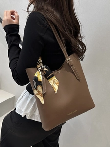 Borsa tote marrone scuro in ecopelle con elegante foulard geometrico sul manico