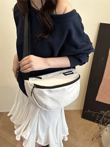 Sac de poitrine demi-lune blanc imperméable avec bandoulière réglable pour sport