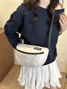 Sac bandoulière demi-lune en nylon blanc cassé imperméable avec large sangle noire