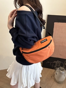 Sac à bandoulière étanche en nylon orange en forme de croissant avec sangle réglable