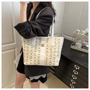 Détail d'un grand sac cabas avec motif d'ours et fines bandoulières en cuir blanc