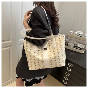 Vue détaillée du grand sac cabas premium avec motifs oursons et détails de boucle en métal