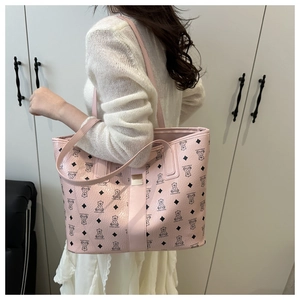 Détail d'un grand sac cabas rose avec motifs d'ours, texture en cuir PU et boucle