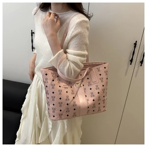 Détail du sac cabas rose avec motif litchi de luxe et imprimé ours sur un mannequin