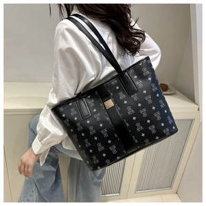 Vue détaillée du grand sac cabas avec motifs imprimés d'ours et de losanges géométriques