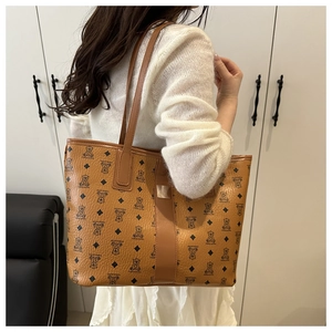 Détail du cabas en cuir grainé marron avec imprimés ours noirs et motifs losanges