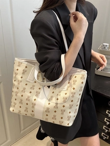Sac fourre-tout en cuir beige avec motifs d'ours brun et doubles bretelles blanches