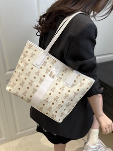Sac cabas crème chic avec imprimé ours et losanges, vue latérale porté par un mannequin