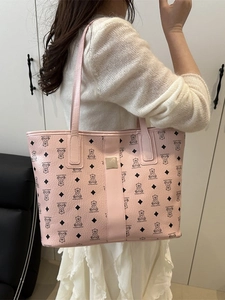 Sac fourre-tout de luxe rose avec imprimé ours et doubles poignées porté à l'épaule
