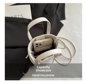 Vue intérieure du mini sac bandoulière montrant la capacité pour téléphone et portefeuille