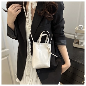 Détail du mini sac blanc avec gaufrage Fashion Paris et bandoulière à nœud manuel