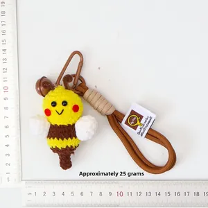 Dettaglio portachiavi ape fatto a mano all'uncinetto con campanello, circa 6cm