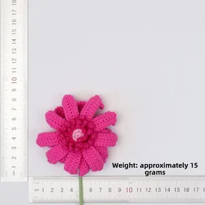 Dettaglio di gerbera rosa fatta all'uncinetto con diametro 8cm e peso di 15g