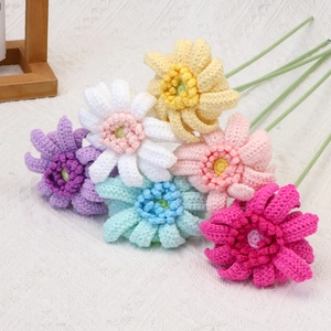 Handgefertigter Häkelstrauß aus bunten Gerbera mit detaillierter Strickstruktur