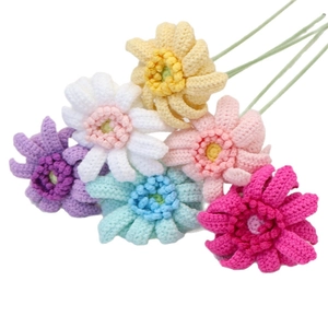 Handgefertigte gehäkelte Gerbera-Gänseblümchen in bunten Farben für die Deko
