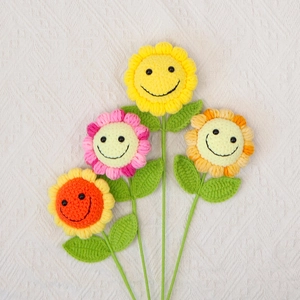 Bouquet de tournesols au crochet faits à la main avec visages souriants en quatre couleurs