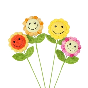 Lot de quatre tournesols au crochet faits main avec visages souriants colorés