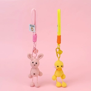Handgefertigte Häkel-Tieranhänger mit rosa Hase und gelber Ente sowie Glöckchen