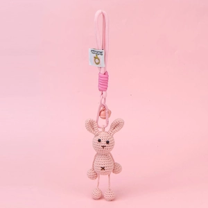 Handgefertigter Häschen-Schlüsselanhänger in Rosa mit Glocke und Metall-Karabinerhaken