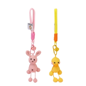 Handgefertigte gehäkelte Tieranhänger mit rosa Hase und gelber Ente mit Glöckchen