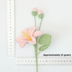 Vue macro d'un bouquet de lys roses crocheté main avec dimensions et poids de 23g