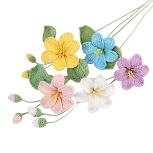 Bouquet de fleurs au crochet fait main avec cinq fleurs colorées pour décoration de table