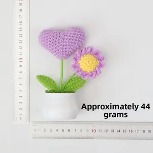 Pianta in vaso all'uncinetto con cuore viola e margherita, altezza circa 15 cm, a mano