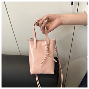 Mini borsa a tracolla rosa lucida con scritta 'FASHION BAGS' e manico con nodo intrecciato