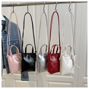 Sacs cabas mini en cinq couleurs avec finition brillante et détails de nœuds