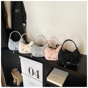 Détails de sacs à main en croissant avec plis soyeux et nœuds décoratifs en cinq couleurs