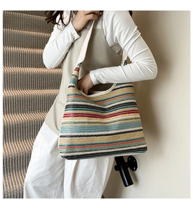 Détail d'un grand sac fourre-tout tissé coloré avec des rayures pour un look décontracté