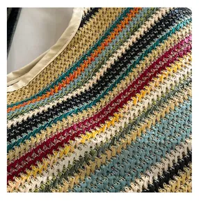 Vue macro de la texture en raphia tissé multicolore avec passepoil en cuir beige de qualité