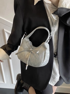 Sac hobo croissant argenté chic avec texture plissée et bandoulière réglable