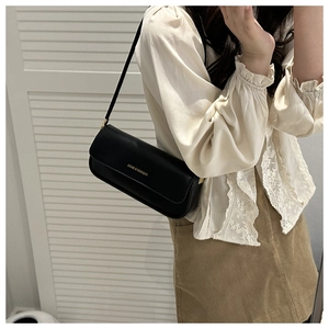 Détail du sac à bandoulière en similicuir noir avec lettrage doré Fashion & Bags