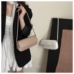 Sacs baguette chics en similicuir beige et crème avec logo doré pour femmes