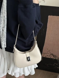Minimalistische cremefarbene Hobo-Tasche für Damen mit Silberschnalle und Schultergurt