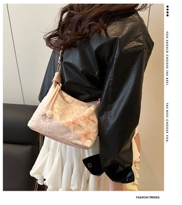 Détail du sac en dentelle rose avec papillons 3D et cordons de serrage perlés élégants
