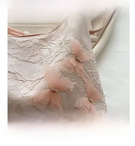 Detailansicht der rosa Spitzentasche mit 3D-Tüllschmetterlingen und funkelnden Strasssteinen