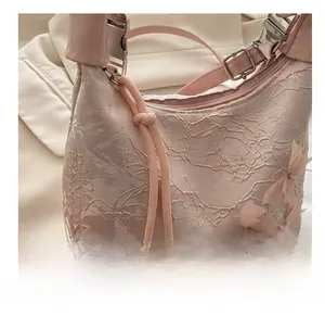 Detail der rosa Spitzentasche mit Mesh-Schmetterlingen und funkelnden Kristallen