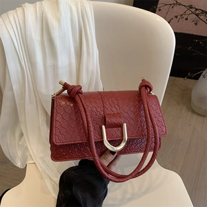 Retro burgundy woven leather handbag with gold U-shaped buckle and textured knots
