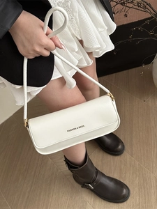 Sac à bandoulière chic en cuir blanc pour femmes avec imprimé Fashion & Bags moderne