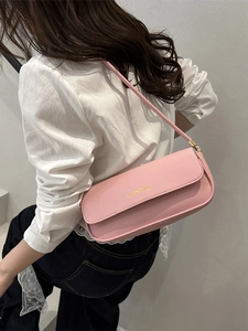 Sac à bandoulière rose en cuir pour femme avec lettrage doré et fine bandoulière