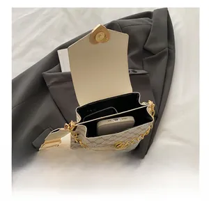 Capacité interne du sac à bandoulière vintage beige avec chaîne et sangle tissu