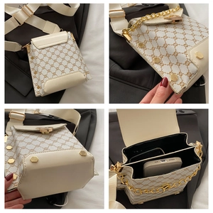 Vue détaillée du sac bandoulière beige rétro montrant compartiments et boucles dorées