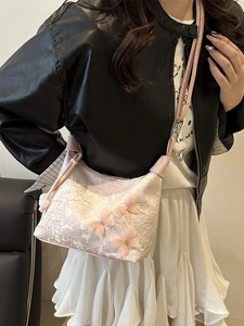 Sac croissant en dentelle rose avec papillons 3D et bandoulière à nœud