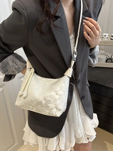 Sac bandoulière en dentelle blanche avec papillons 3D et détails de cordon perlé